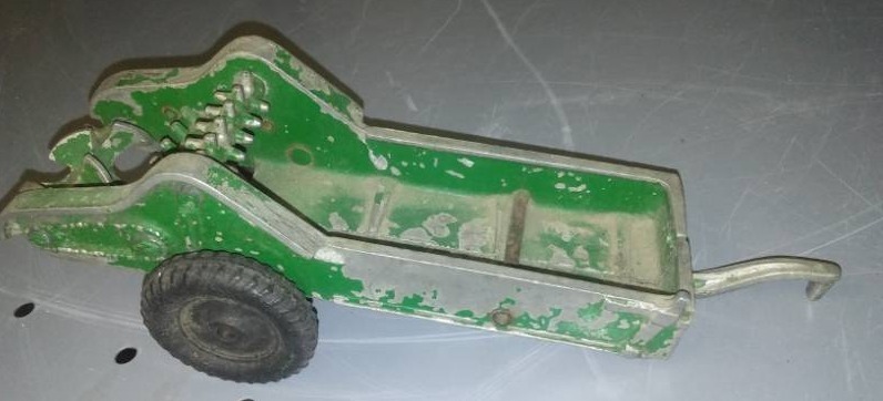 lot 299 image: Vintage Green manure spreader