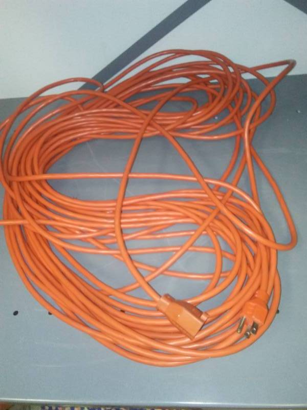 lot 314 image: 100-foot extension cord, heavy gauge, nice.