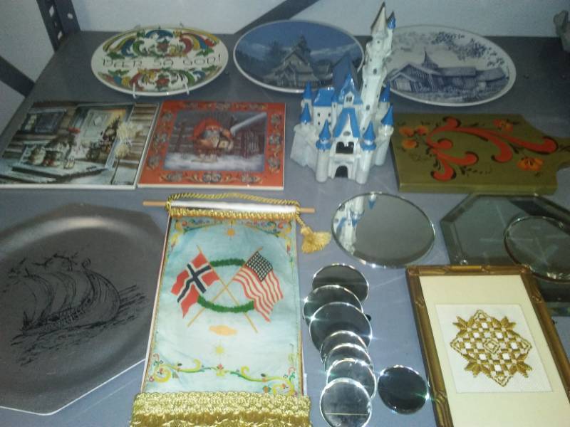 lot 323 image: Norwegian themed plates, trivets, mirrors and more.