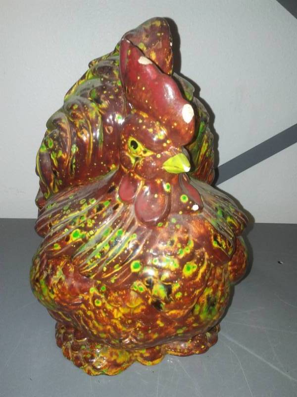 lot 329 image: Chickens and roosters, cookie jar, SP and more