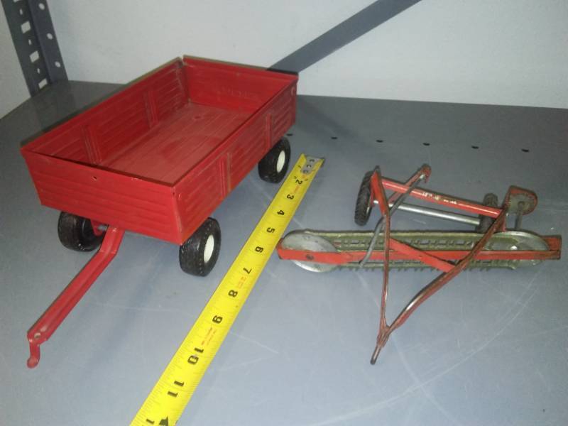 lot 336 image: Ertl & Tru scale wagon and rake.