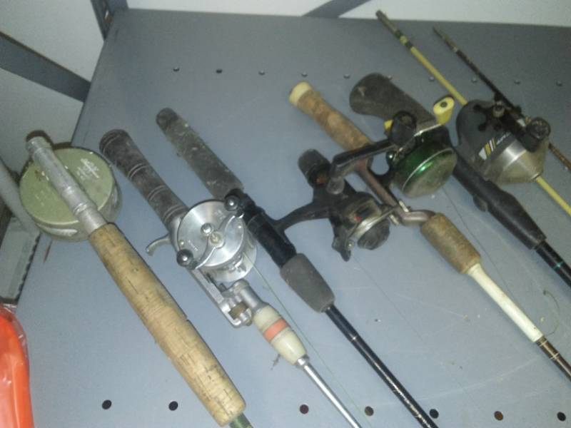 lot 370 image: 5 fishing reels and rods.