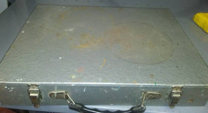 lot 371 image: Large metal case -oil  paints.