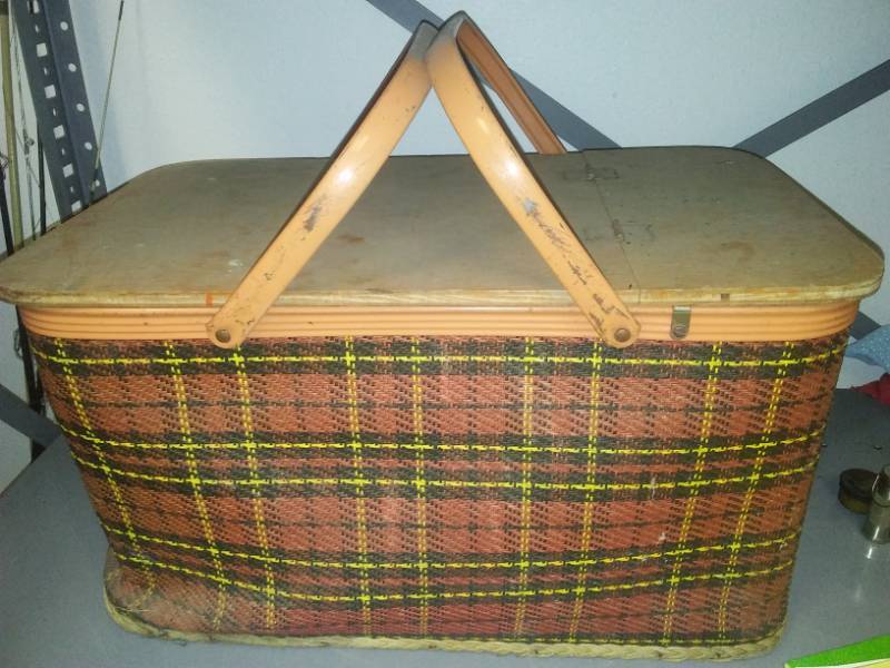 lot 377 image: Mesh picnic basket - Redmond brand