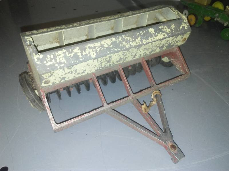lot 378 image: International metal planter plastic discs