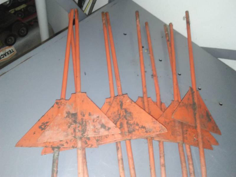 lot 381 image: 4 foot orange metal rod post, Q - 10.
