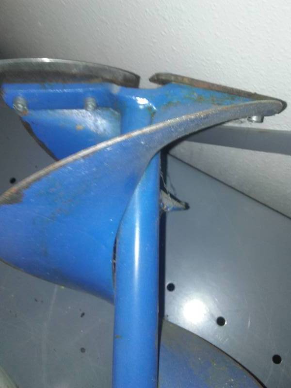 lot 388 image: Mora ice auger with guard and 6 sticks.