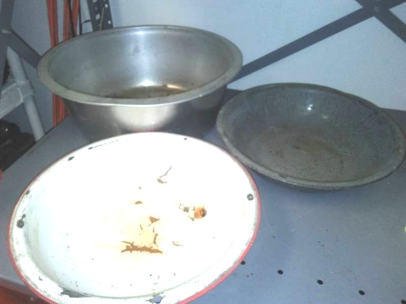 lot 389 image: 3 large pans, two enamelware, one aluminum alloy