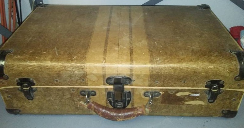 lot 391 image: Classic 40s suitcase with keys.