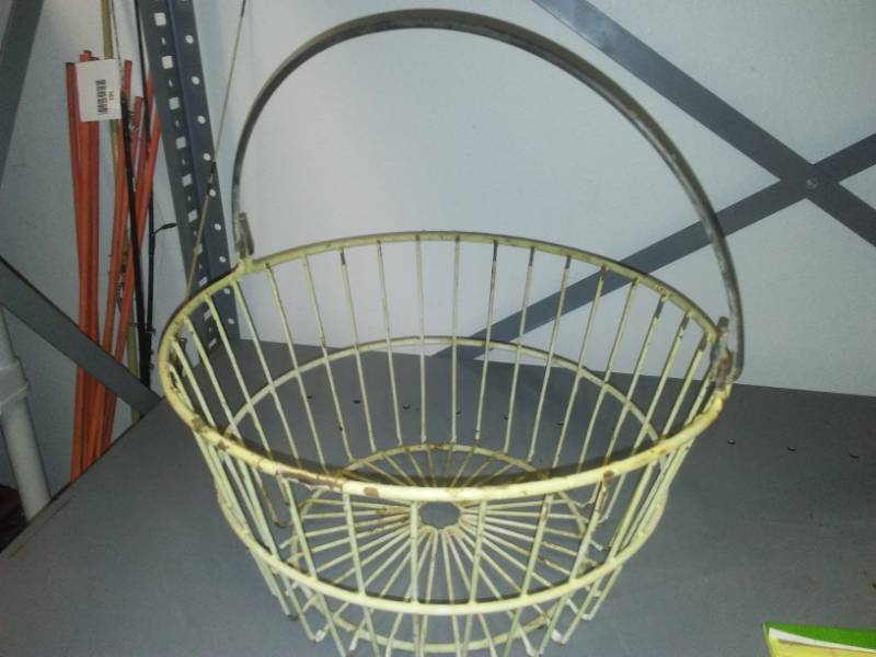 lot 401 image: Metal egg basket, rubber coated