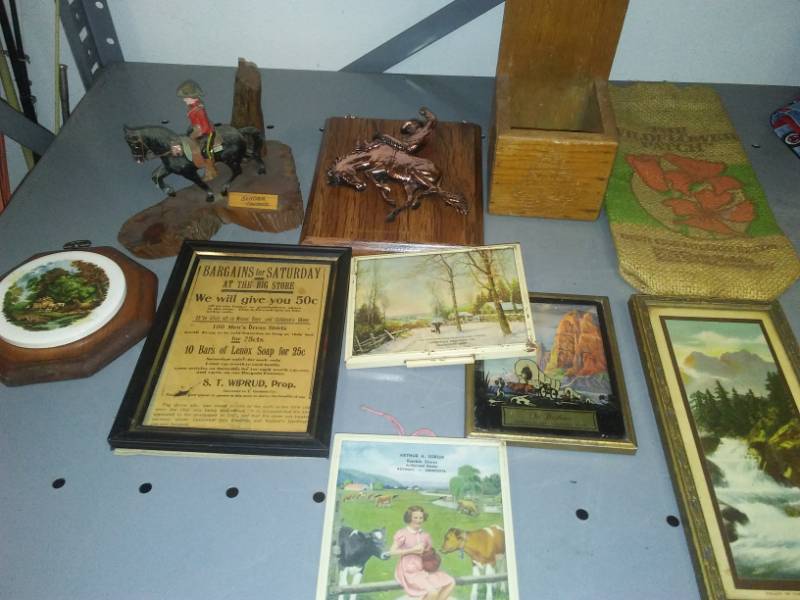 lot 402 image: Advertising, memorabilia and souvenirs.