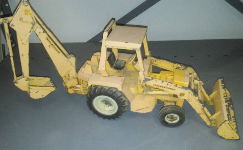 lot 419 image: International backhoe and bucket tractor.