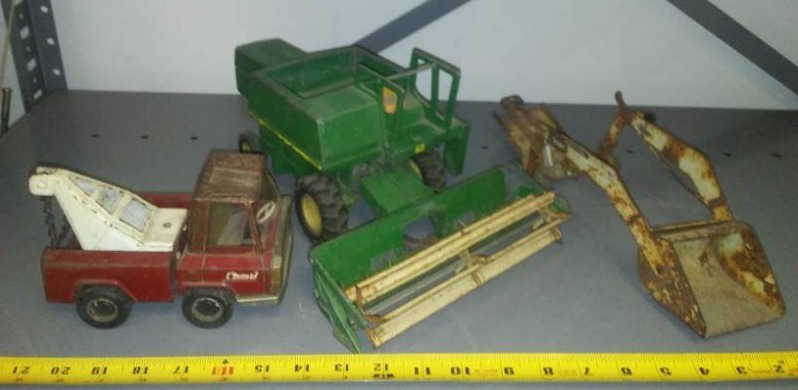 lot 421 image: 3 Steel toys. John Deere 6600 combine, International bucket loader, Buddy L tow Truck.
