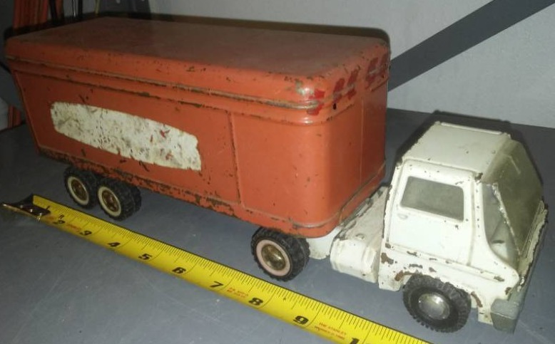 lot 423 image: Marx metal truck vintage semi-tractor trailer.