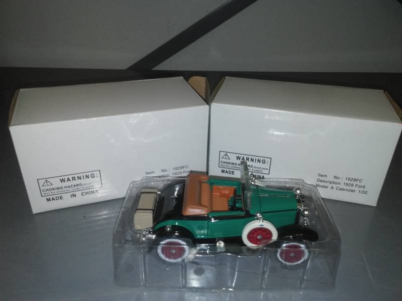 lot 424 image: Two matching 1929 Ford Model A Cabriolet, 132 scale with boxes.