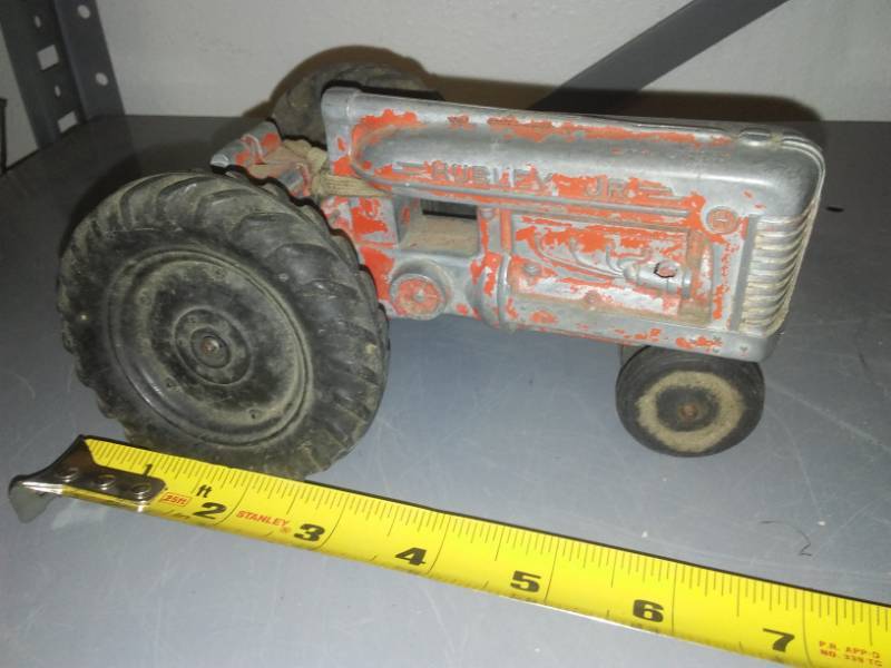 lot 430 image: Hubley Jr. tractor, 7 in. survivor, rare
