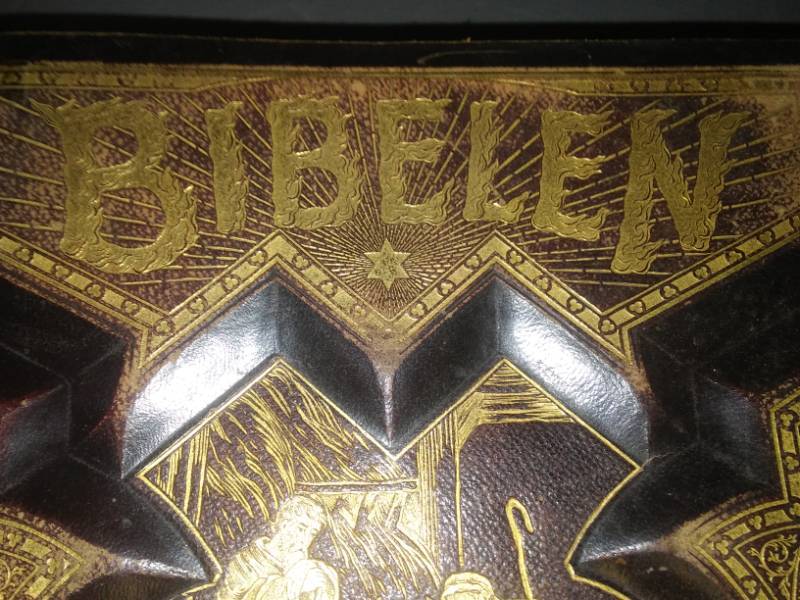 lot 431 image: Bible-Bibelen 1890 Norwegian Bible, carved covers