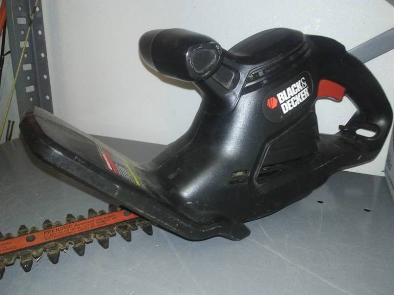 lot 433 image: Black and Decker 17 in. hedge trimmer electric