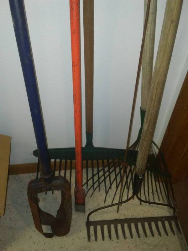 lot 438 image: Rakes, Post Hole Digger, Bug, ice chipper