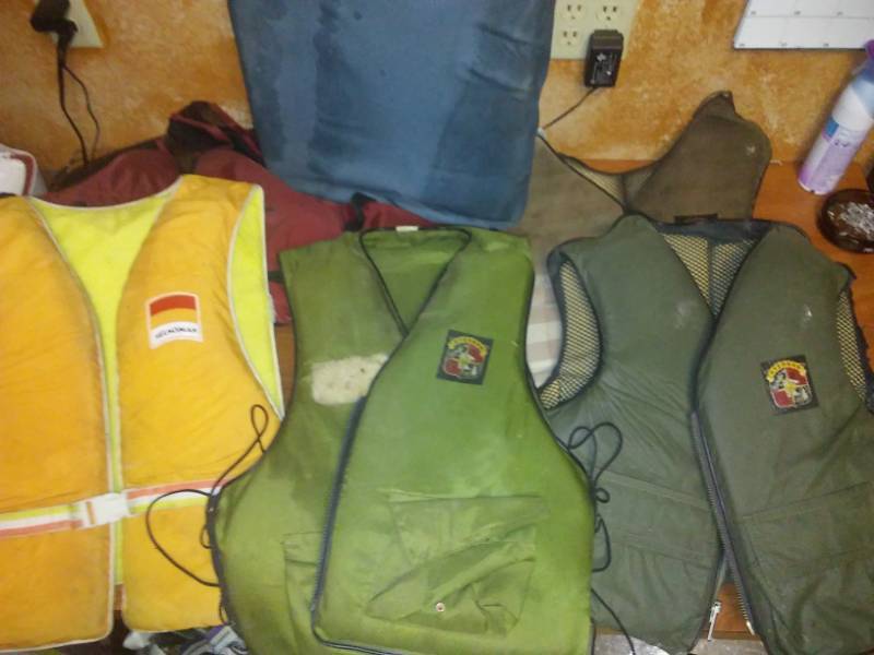 lot 442 image: 5 life jackets and throw preserver  vintage