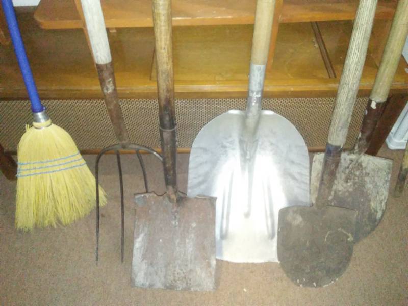 lot 447 image: 4 spades, 1 grain shovel, broom and pitchfork