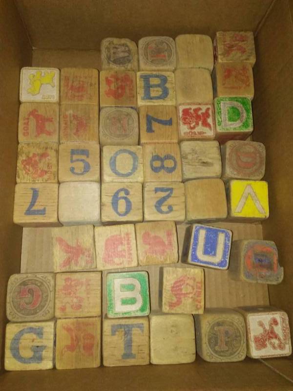 lot 259 image: Vintage wood blocks, 1.75 inch size, Q - 43.