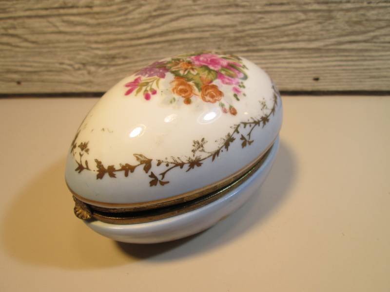 lot 5 image: Vintage Ceramic Egg Trinket Box 4 ...