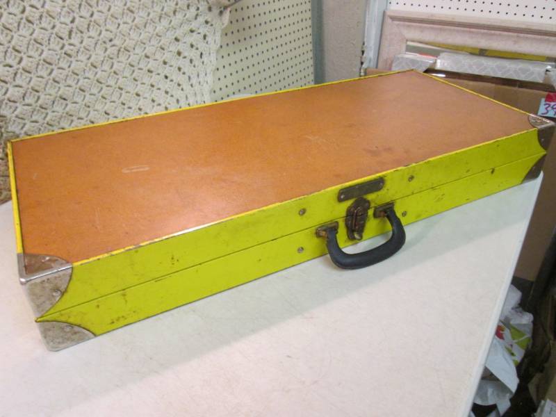 lot 30 image: Vintage Portable Handy Table & Chai...