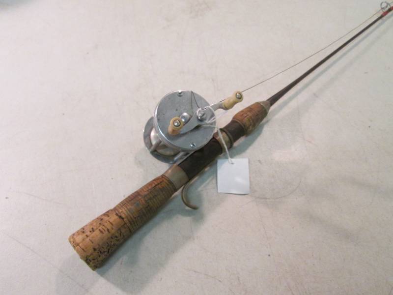 lot 49 image: Vintage 1943 Metal Fishing Pole Pfl...