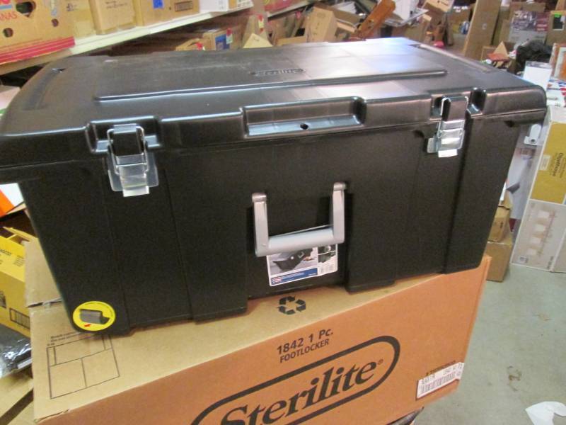 lot 65 image: Sterilite 92 quart Footlocker Stora...