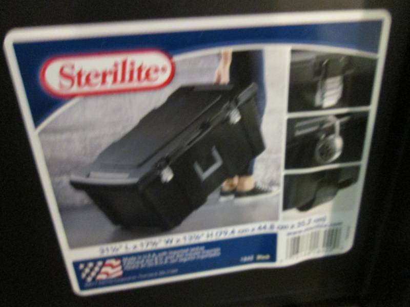 lot 66 image: Sterilite 92 quart Footlocker Stora...