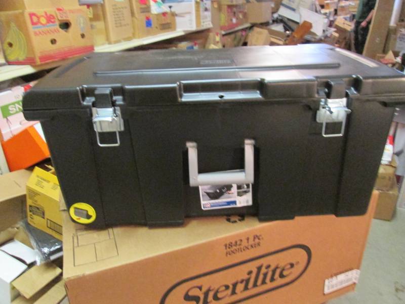 lot 67 image: Sterilite 92 quart Footlocker Stora...