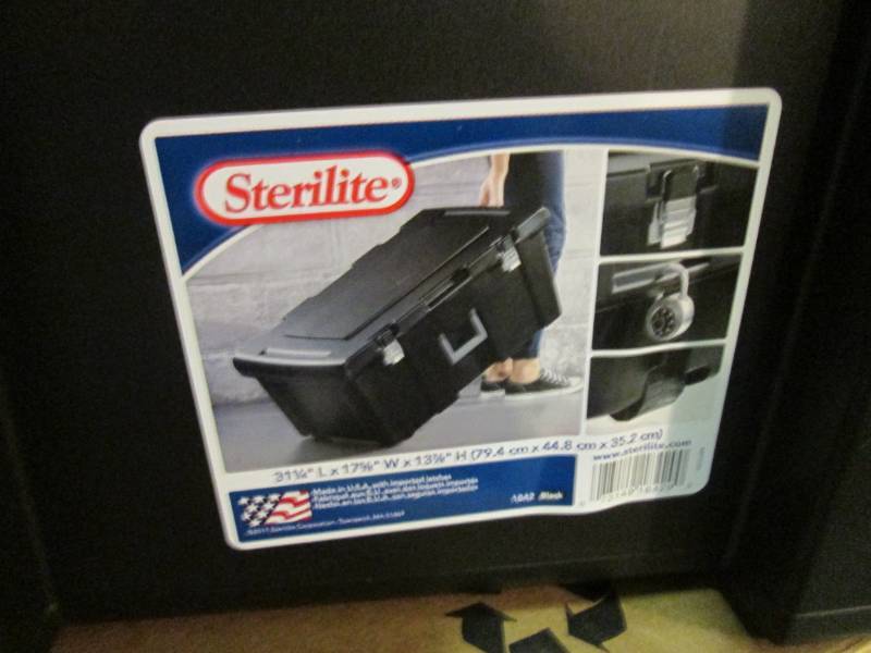lot 68 image: Sterilite 92 quart Footlocker Stora...