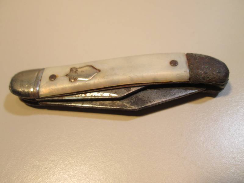 lot 132 image: Vintage The Ideal 2-Blade Pocket Kn...