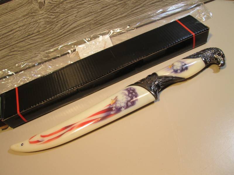 lot 152 image: 13 Collectors Patriotic Eagle Knif...