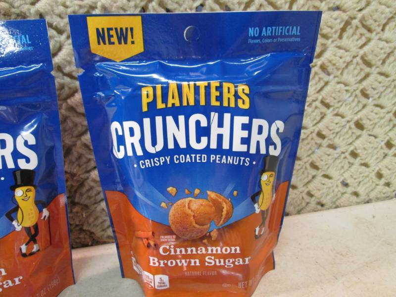 lot 206 image: 4 Bags of Planters Crunchers Cinnam...