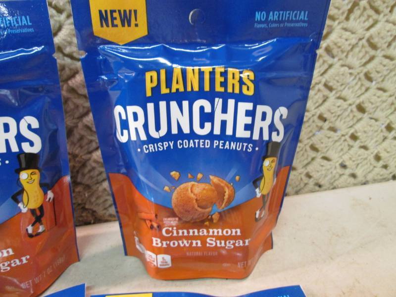 lot 208 image: 4 Bags of Planters Crunchers Cinnam...