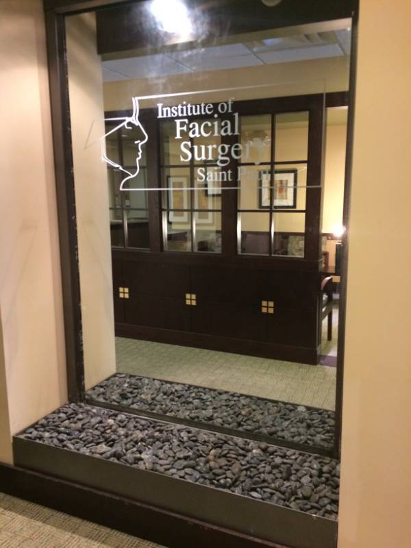 lot 10 image: MSRP $8000 Impressive Indoor Floor Mirror Rock Garden Fountain - Needs New Pump