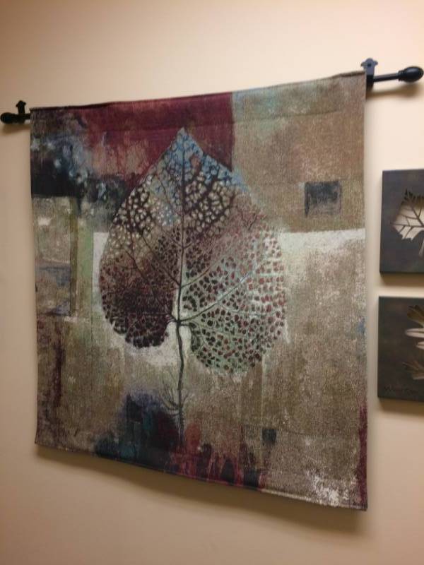 lot 14 image: Gorgeous High Quality Wall Tapestry Leaves Pattern - Excellent Condition