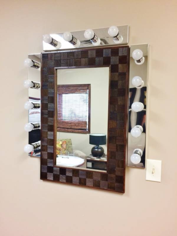lot 29 image: Fantastic Hollywood Movie Studio Room Large Lighted Mirror - Be Your Own Superstar - Like New Condition