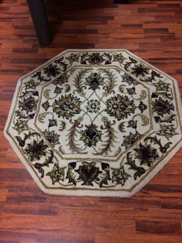 lot 37 image: Pretty Octogon Accent Rug - Excellent Condition