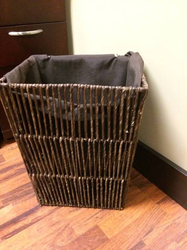 lot 46 image: Woven Cloth Lined Hamper Trash Bin With Lid - Good Condition