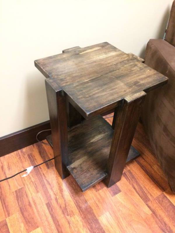 lot 43 image: Gorgeous High End Dark Reclaimed Barnwood Side Accent Table With Shelf - Excellent Condition
