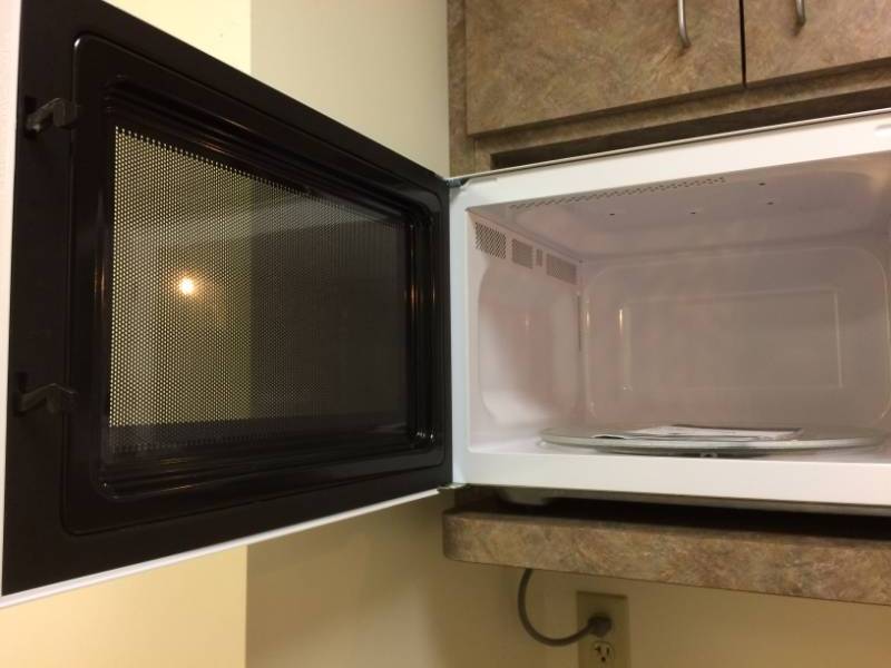 lot 72 image: Criterion Microwave Oven - Like New Condition