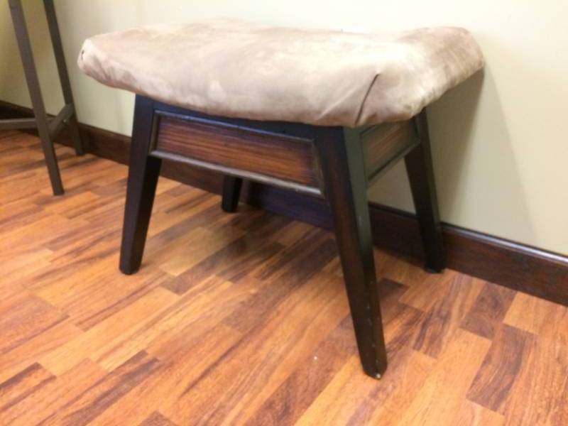 lot 114 image: Cushioned Small Bench Stool - Good Condition (Looks To Have Been Recovered)
