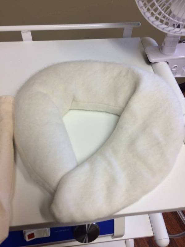 lot 122 image: Kozi Natural Hot Cold Aroma Therapy Neck Muscle Wrapt - Great Condition