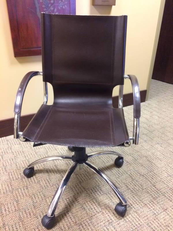lot 107 image: Brown Leather & Chrome Mobile Office Chair - Good Condition Though Does Have Wear To Leather Arms Where It Would Rub Against The Desk.