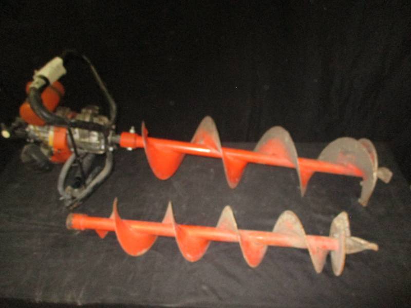 Dirt hole Auger with 2 different Attachments, Ran when her put in storage but does need a sheer Pin