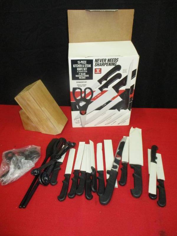 15 Piece Knife Set with Block and new in box Benningtin Forge
