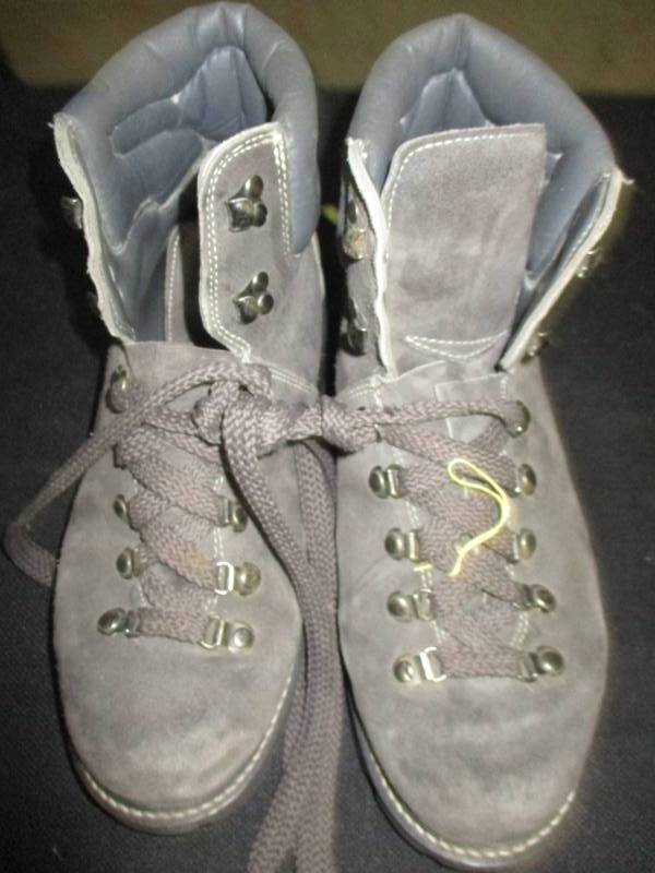 Size 10 Trail Buxe Boots look to be unworn, Real Leather
